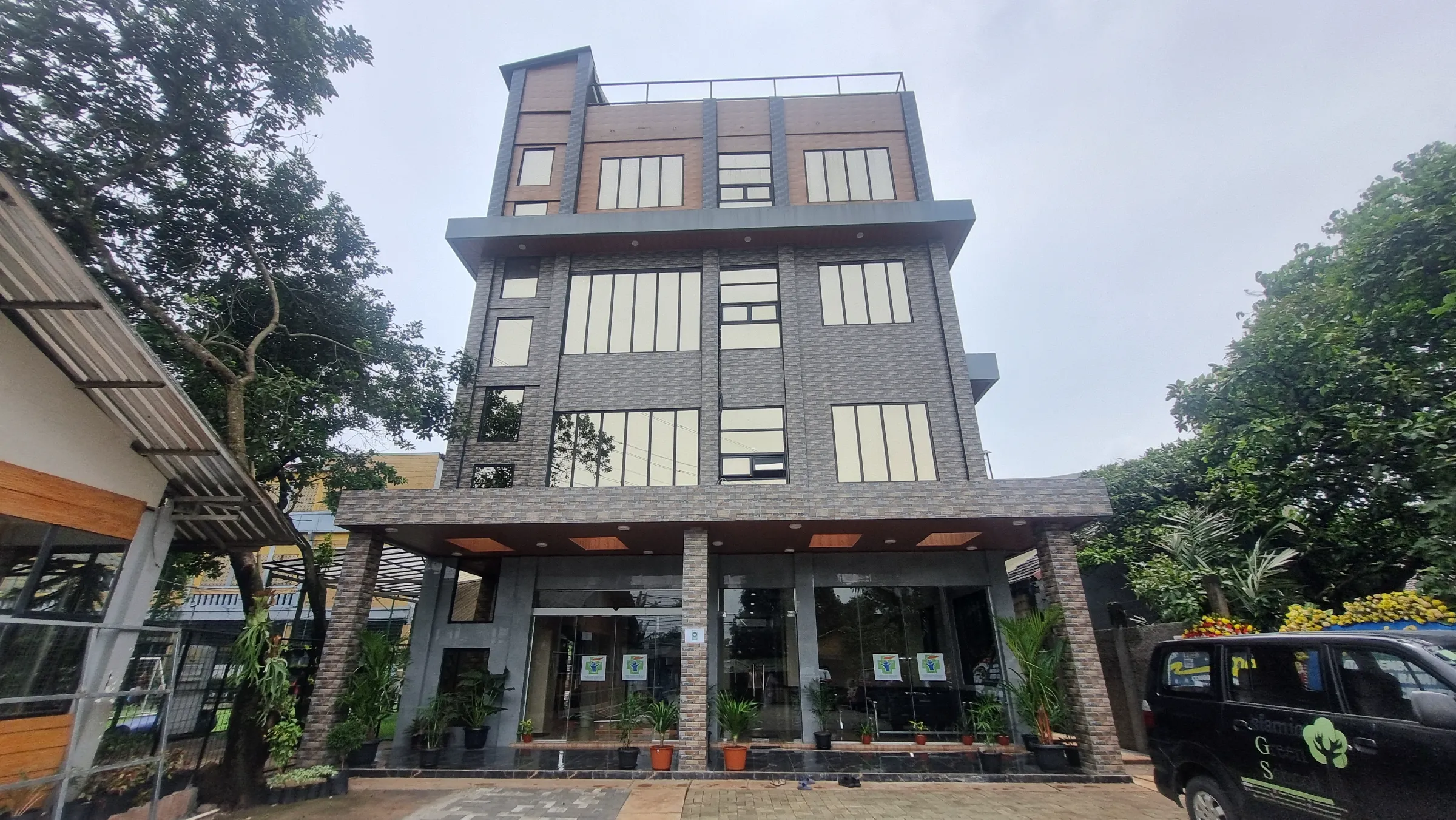 Layanan rawat jalan, rawat inap 24 jam, dan daring di Bekasi.
