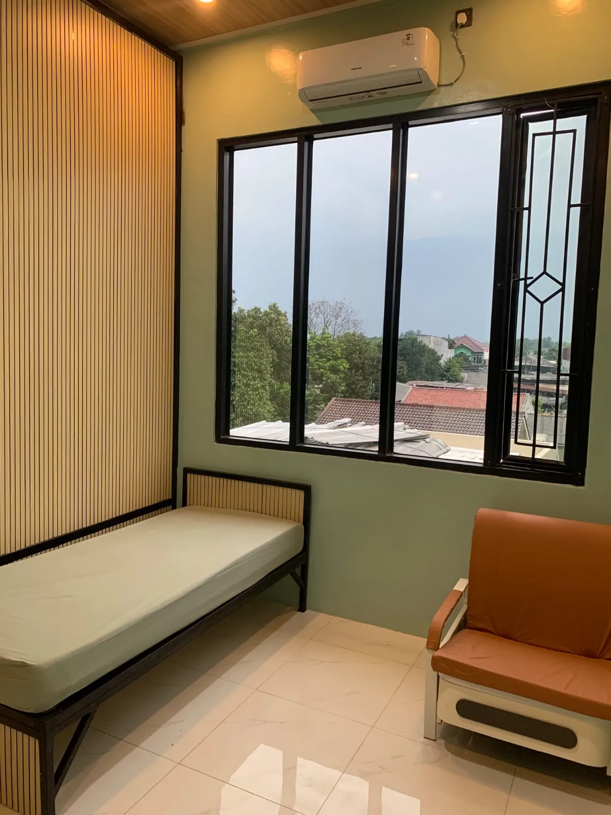 Suasana kamar rawat inap kosong dan higienis di Klinik Utama Talenta Center dengan desain aman
